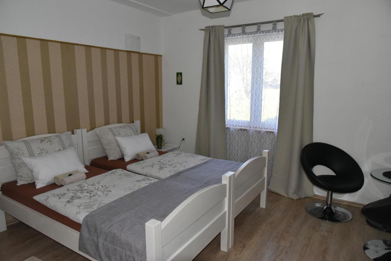 Rooms Bobic Licko Petrovo Selo Bagian luar foto