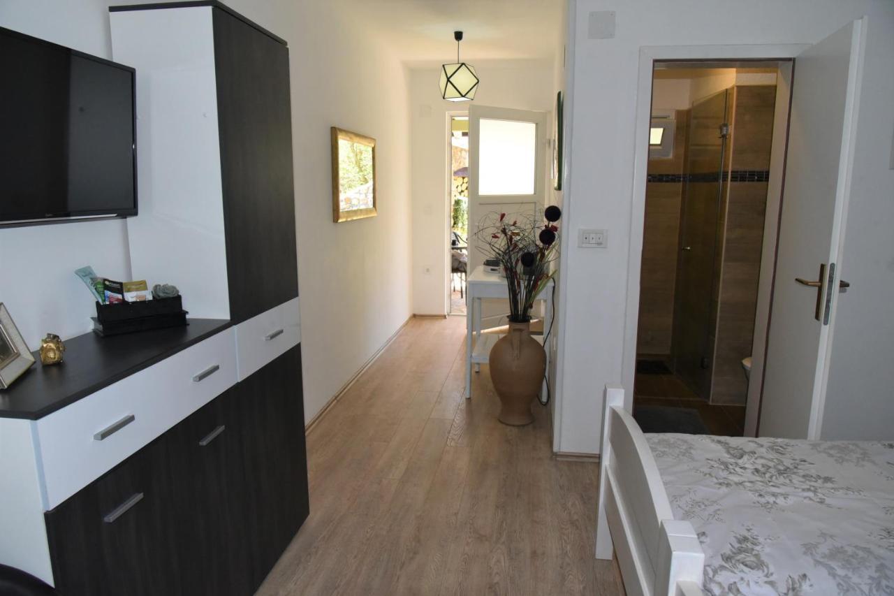 Rooms Bobic Licko Petrovo Selo Bagian luar foto